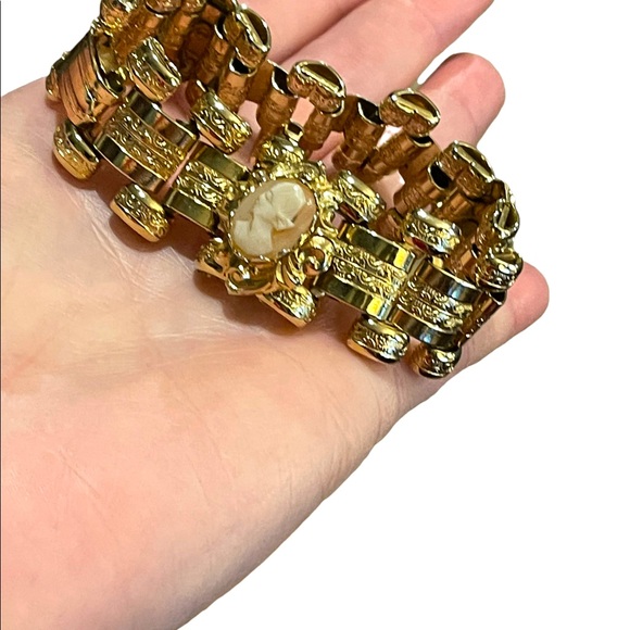Vintage 1950s Gold shell Cameo Book chain link Fancy bracelet Stunning etching - Picture 12 of 13